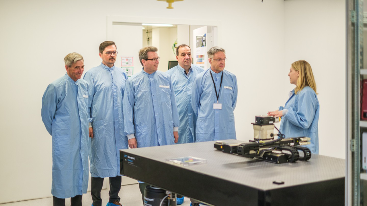 Pünktlich zum EU-Besuch startklar: Fraunhofer IMS präsentiert neues Photoniklabor in Duisburg