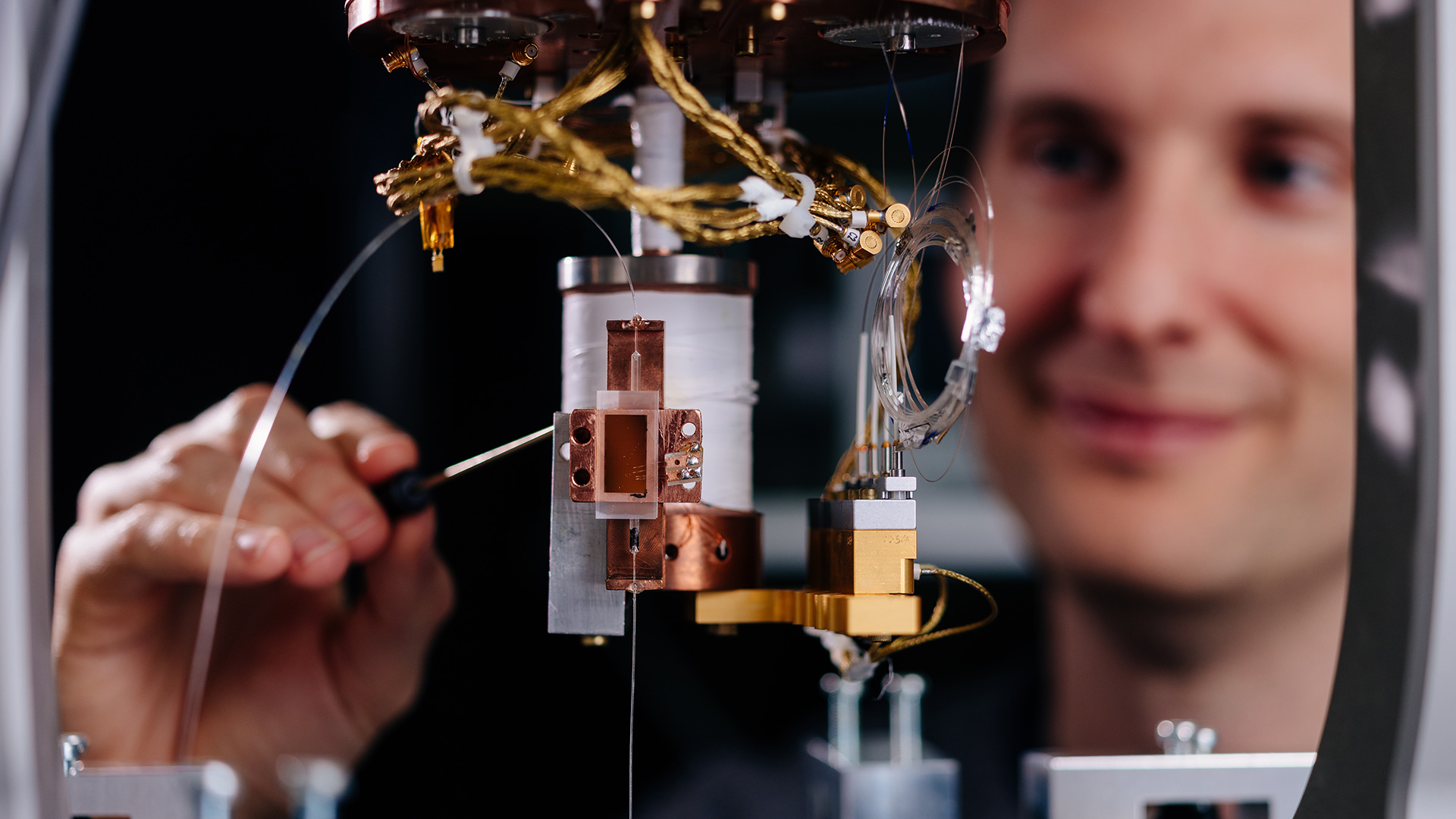 Schlüsseltechnologie für photonische Quantum Prozessor Units: Universität Paderborn koordiniert neues Verbundprojekt